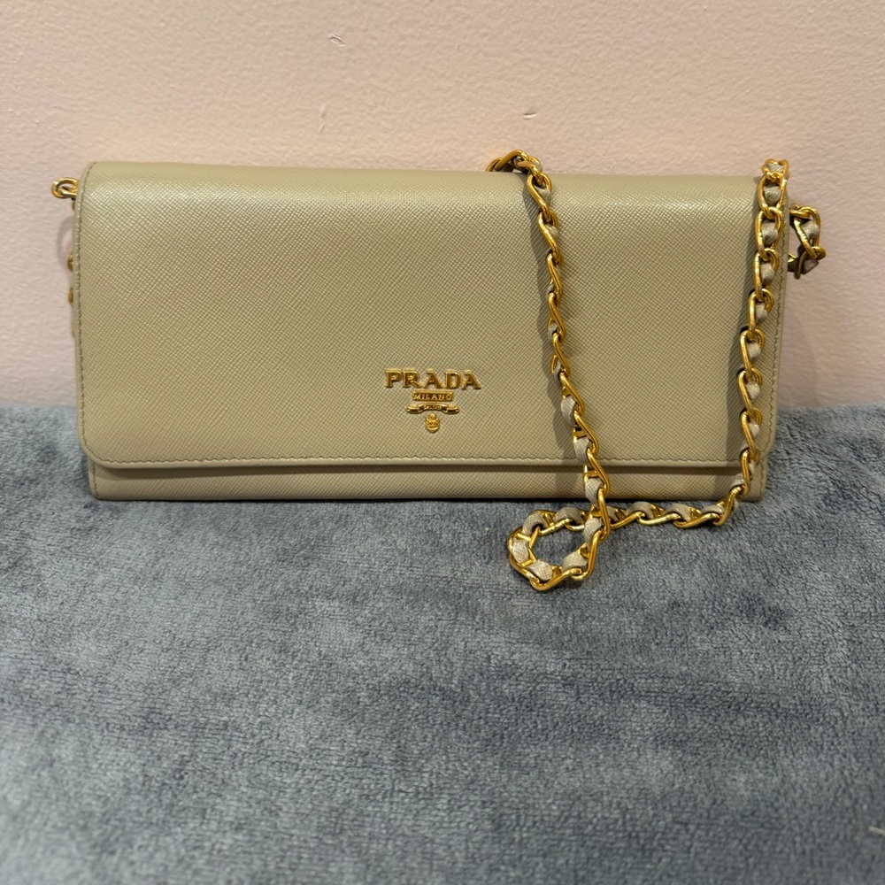 PRADA 
Saffiano Metal Oro Chain Wallet Pomice
